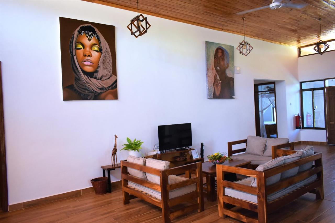 Private Backdoor Villa With Big Swimming Pool And Services Of Chef Included Diani Beach Luaran gambar