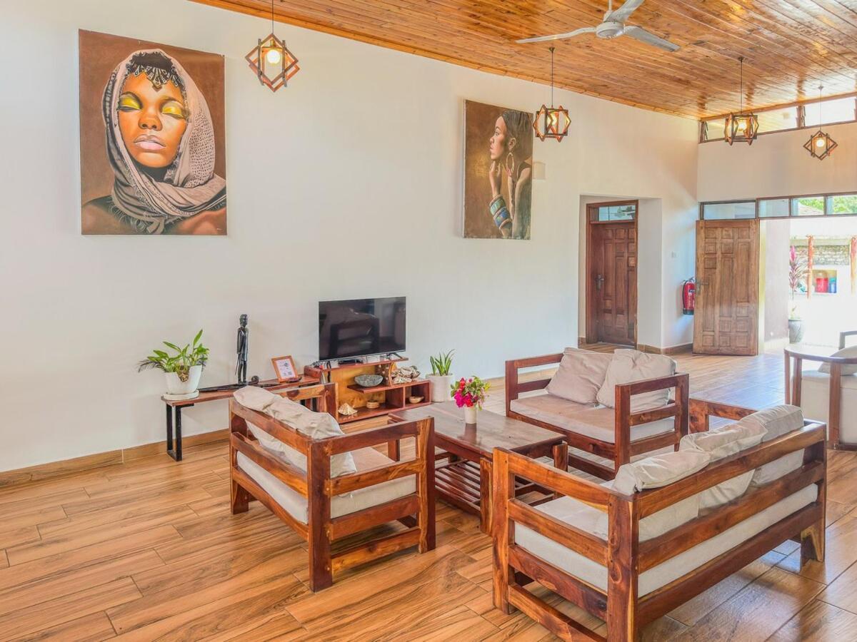 Private Backdoor Villa With Big Swimming Pool And Services Of Chef Included Diani Beach Luaran gambar