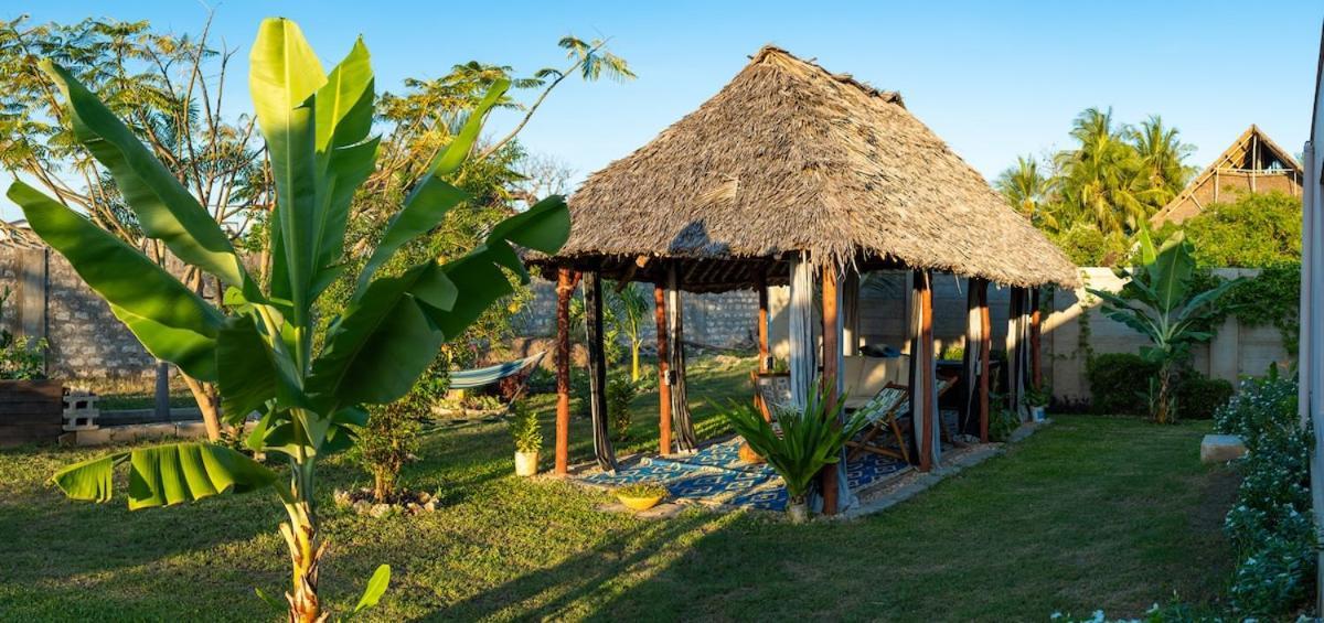 Private Backdoor Villa With Big Swimming Pool And Services Of Chef Included Diani Beach Luaran gambar