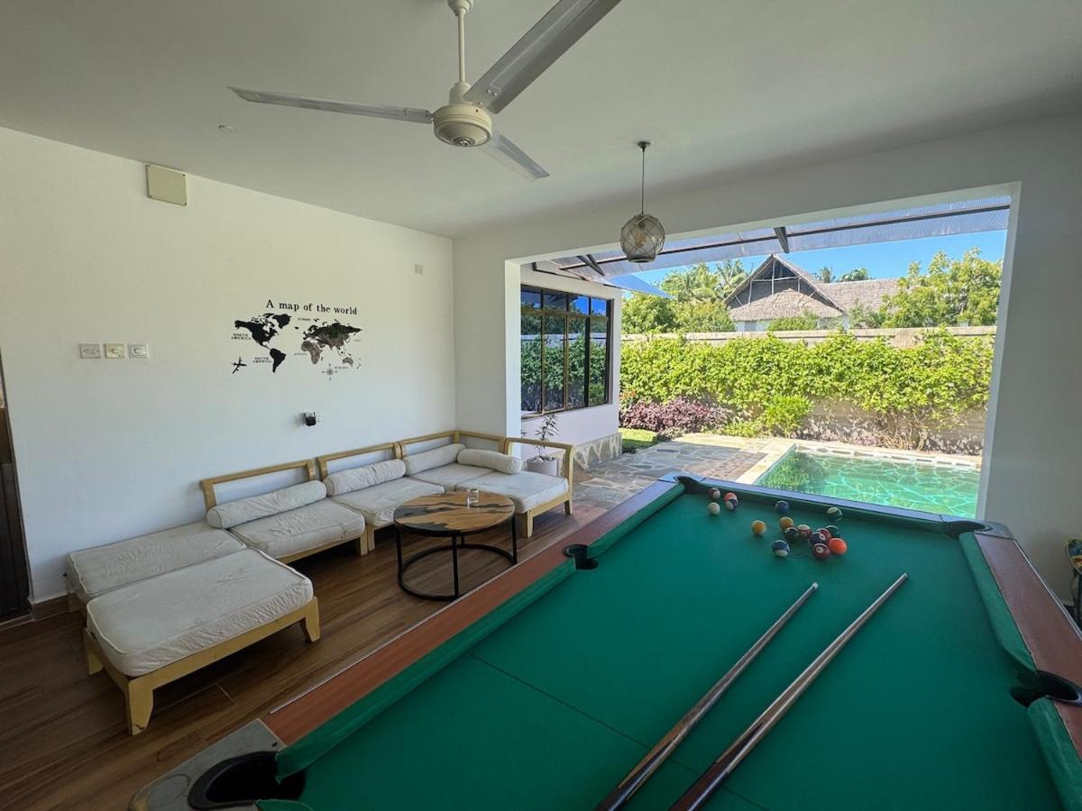 Private Backdoor Villa With Big Swimming Pool And Services Of Chef Included Diani Beach Luaran gambar