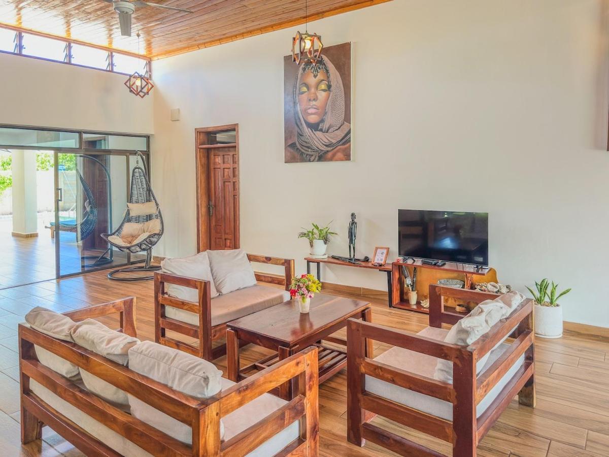 Private Backdoor Villa With Big Swimming Pool And Services Of Chef Included Diani Beach Luaran gambar